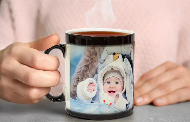 Gepersonaliseerde magische mok met onthulde foto van een jonge vrouw