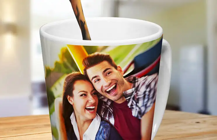 Koffiemok met foto van jong stel erop gedrukt
