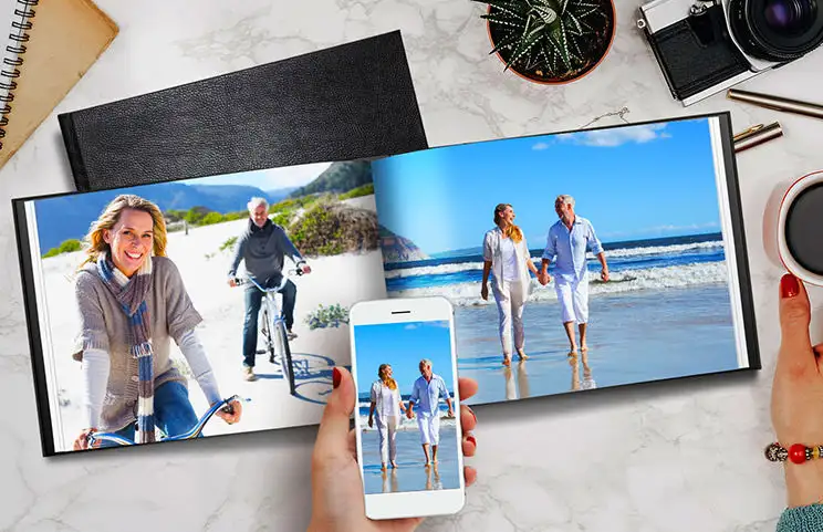 Oud koppel print grote gepersonaliseerde foto's in leren fotoalbum