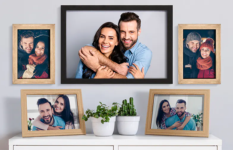 Gepersonaliseerde fotolijsten: Portretten van koppels in verschillende stijlen, die een liefdevolle thuisdisplay creëren.